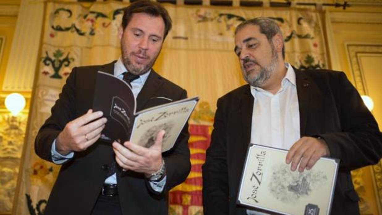 El alcalde de Valladolid, Óscar Puente, presenta el facsímil del número especial de «Blanco y negro». Junto a él, el director del diario El Norte de Castilla, Carlos Aganzo