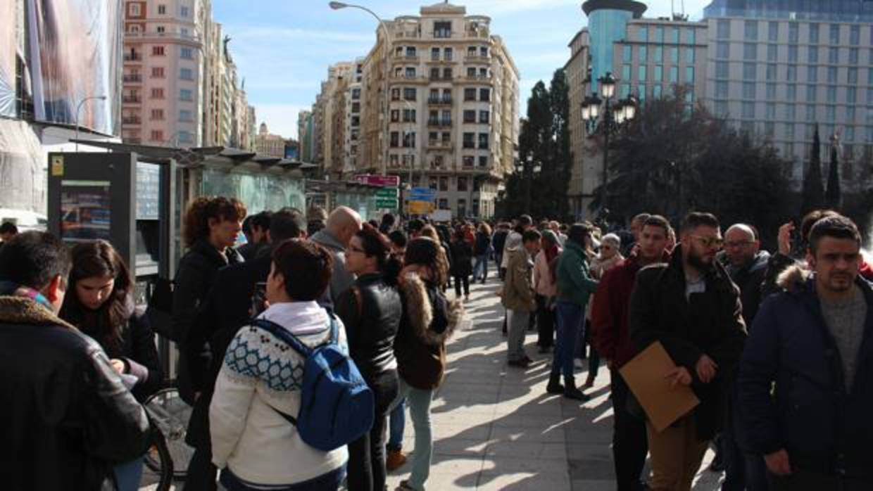 Cientos de personas esperan en la plaza de España para entregar su CV