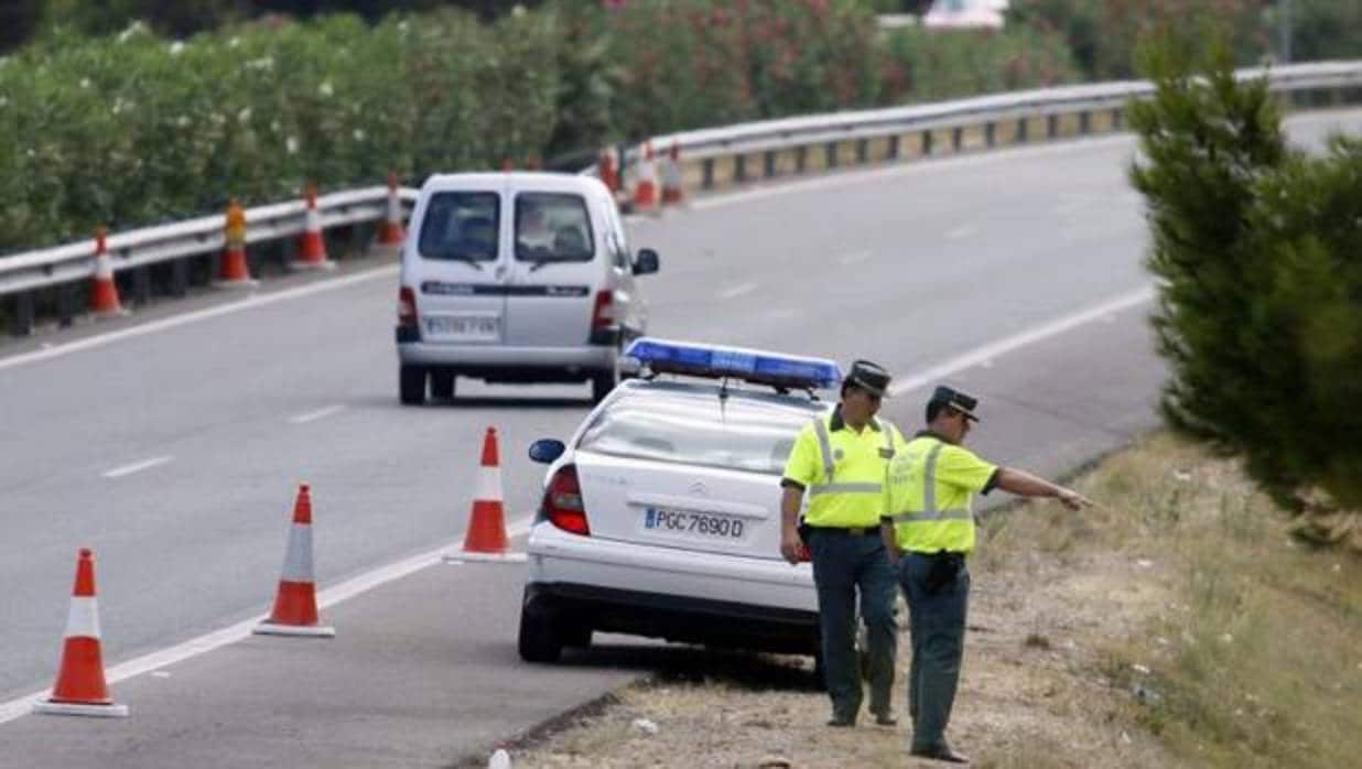 Efectivos de la Guardia Civil durante una intervención en la autopista AP-7 en Castellón