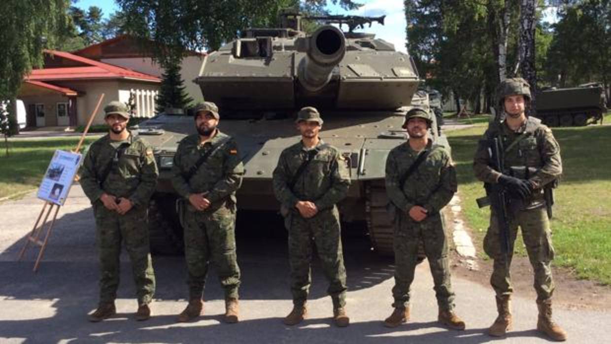 Militares españoles de la Brigada Extremadura en la base de Adazi (Letonia), el 18 de julio de 2017