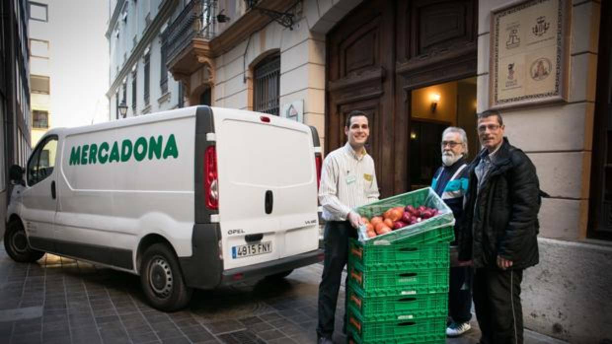 Imagen de una de las primeras entregas de alimentos al Casal de la Pau