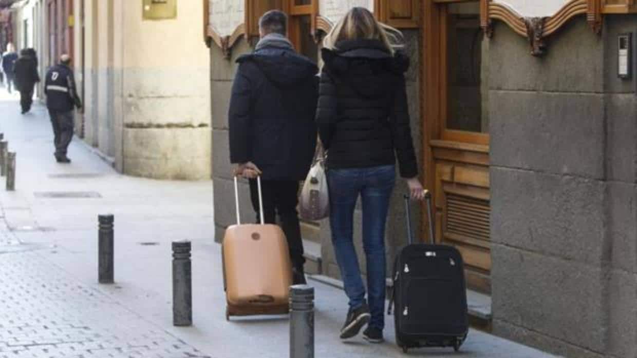 Turistas transportan sus maletas en el barrio de Las Letras