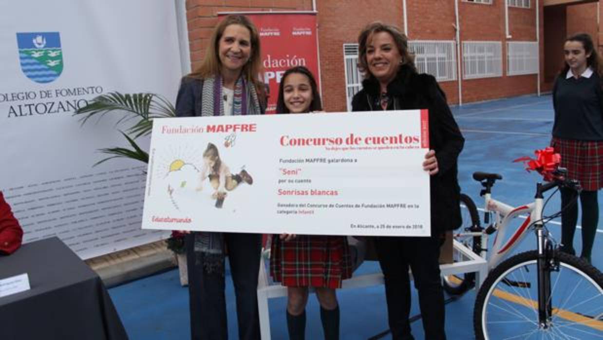 La ganadora del concurso, con la Infanta Elena y su tutora, Rosa María Caballero