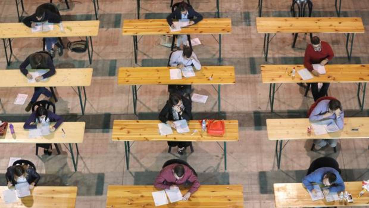 Opositores realizan en un examen en Silleda (Pontevedra)