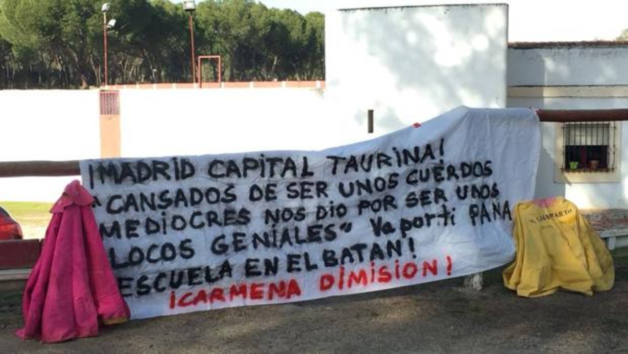 Uno de los carteles de protesta situados en las instalaciones de la Venta del Batán, donde estaba la escuela Marcial Lalanda