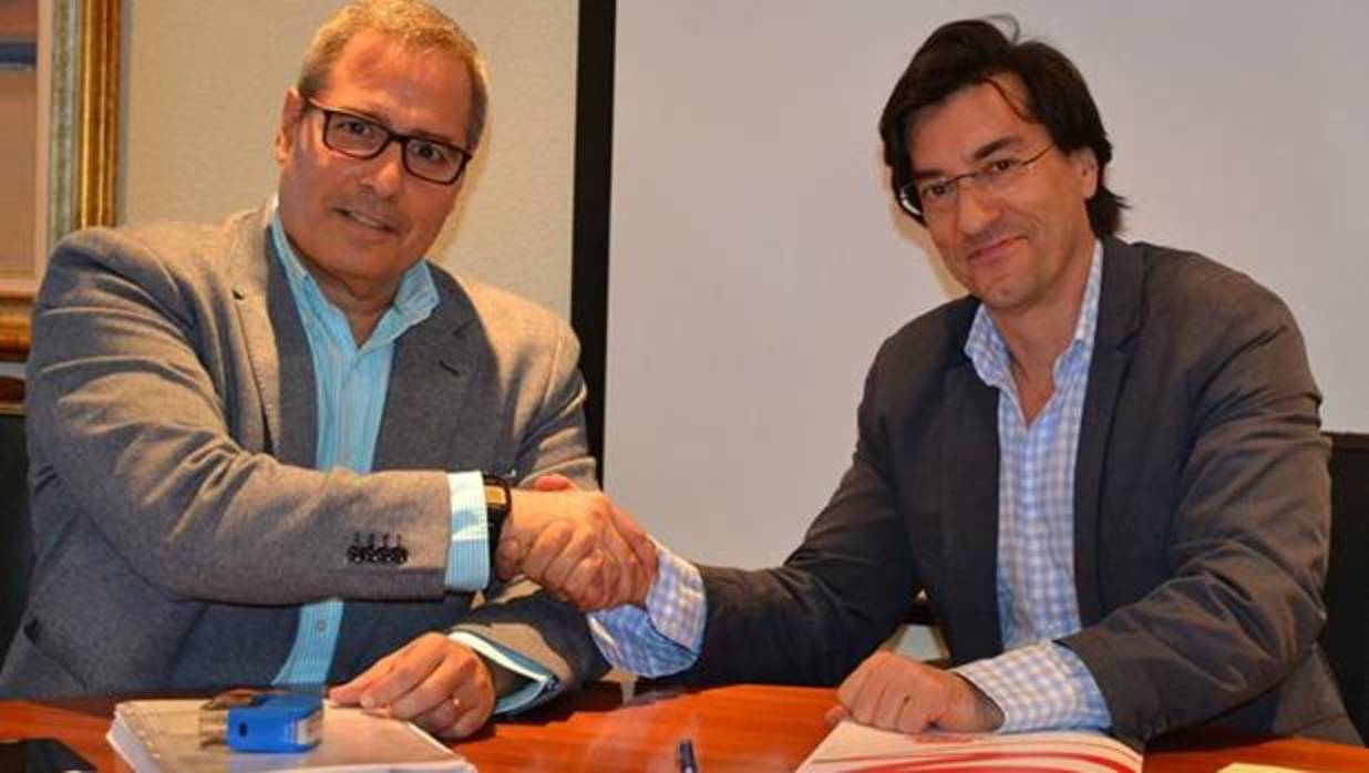 De Armas y Juan Madrigal, de FCC, en 2014, tras un acuerdo sobre el Complejo Deportivo Las Rehoyas