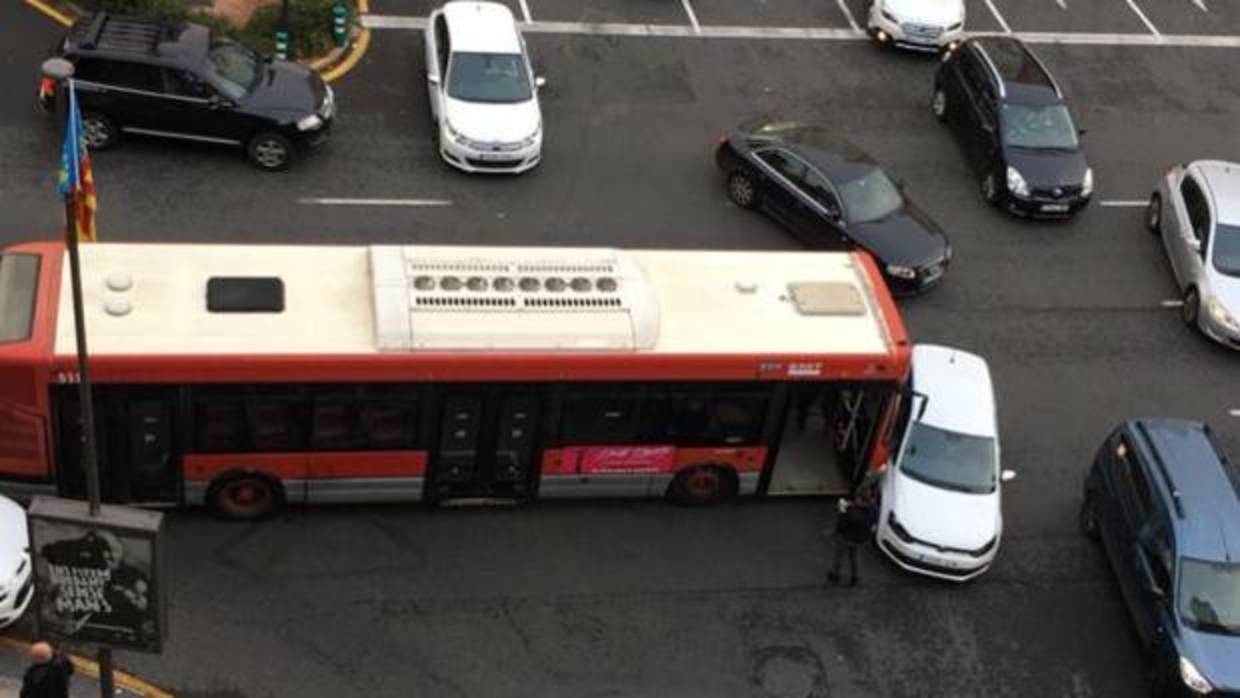 Imagen del accidente entre el autobús y el coche