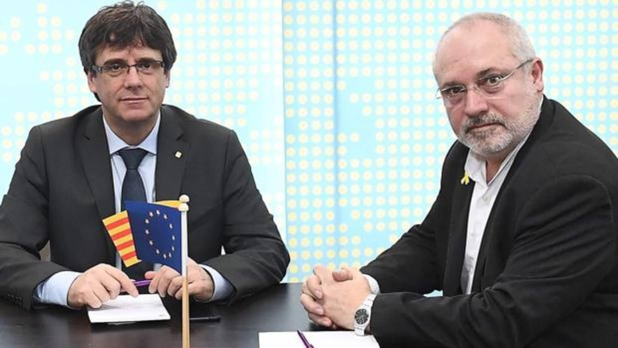 Lluís Puig está prófugo junto a Puigdemont