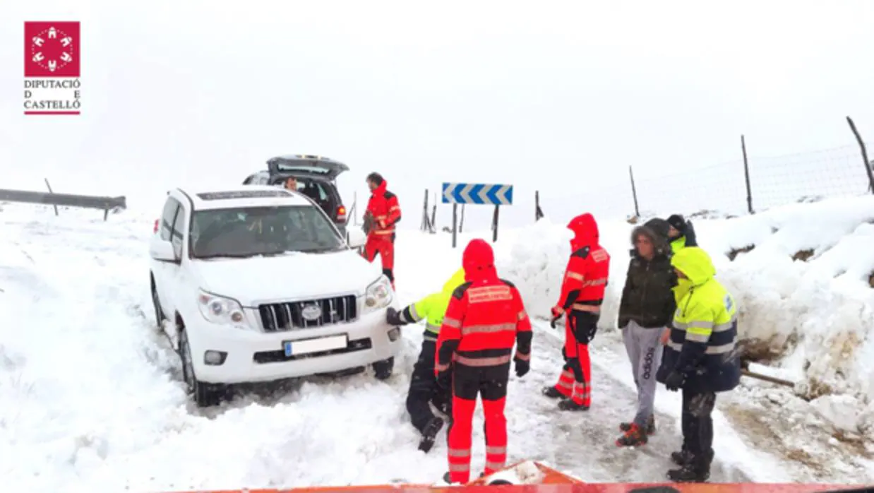 Efectivos de Bomberos asisten a un conductor con problemas por la nieve en Castellón