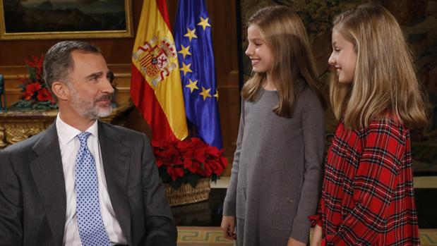 El Rey, a sus hijas: «No se dan besos»... y las niñas se los lanzan al aire