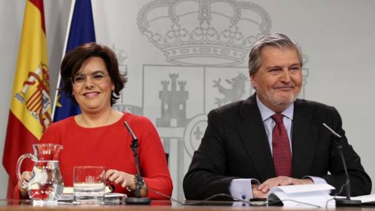 Sáenz de Santamaría y Méndez de Vigo, ayer tras el Consejo de Ministros