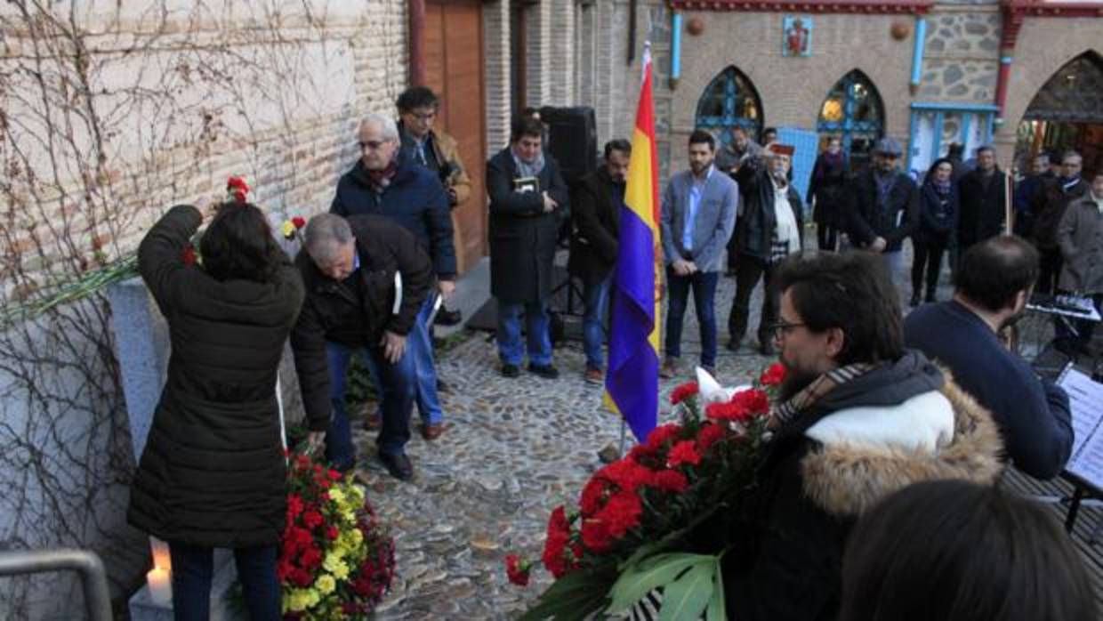 Un momento del homenaje a las víctimas del nazismo en la plaza del Sofer, en Toledo