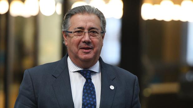 Zoido asegura que responderá «inmediatamente» a la carta del presidente del Parlamento catalán