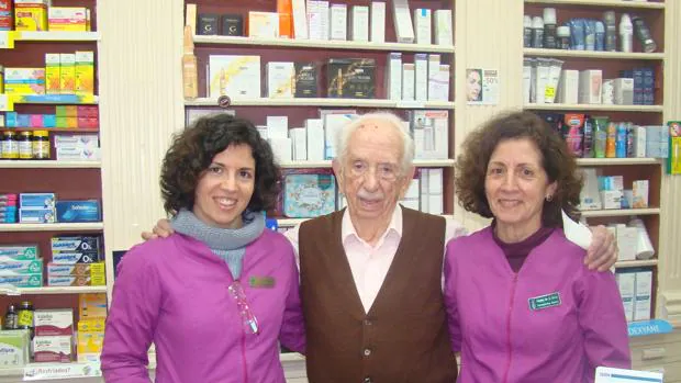 El farmacéutico Juan de la Serna con su hija Paloma (a su derecha) y su nieta Beatriz