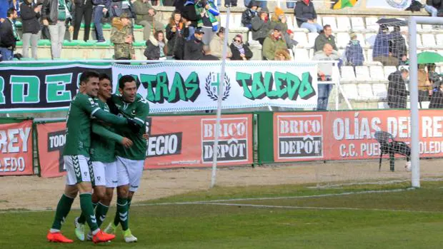 Charly Rodríguez es felicitado por su gol por Jorge Ortí e Israel Castro