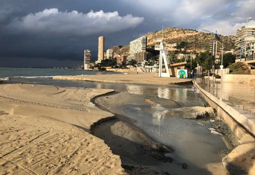 Playa de la Albufereta en Alicante inundada por las últimas precipitaciones