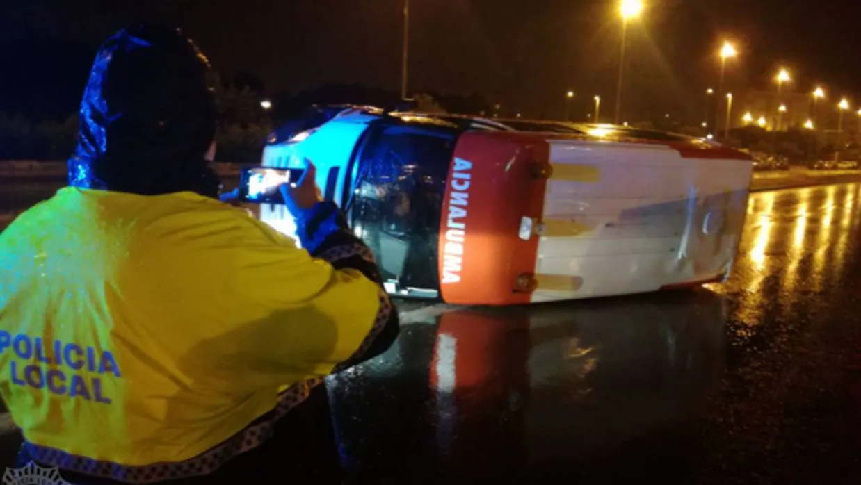 La ambulancia volcada tras el accidente con el conductor que se dio a la fuga en Elche