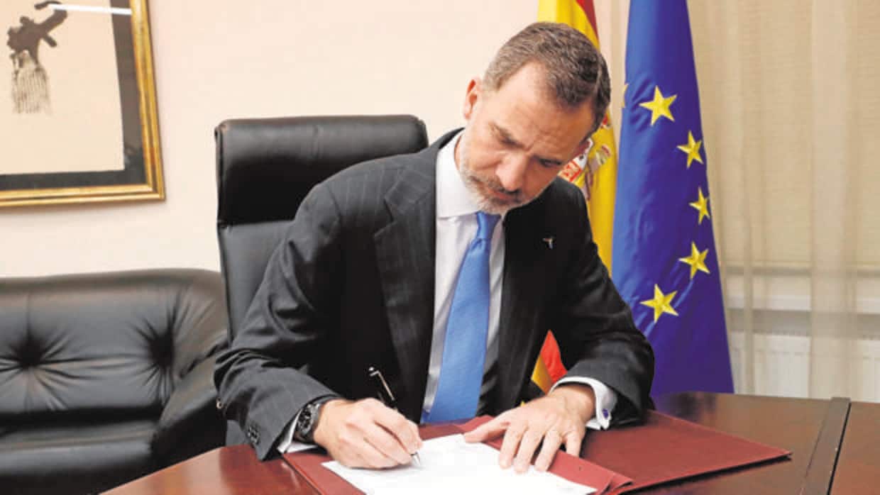 Don Felipe firmó en la Embajada de España en Astaná un Real Decreto el pasado 9 de junio