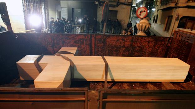 Vídeo: la retirada de la Cruz de los Caídos de Callosa de Segura, al «ritmo» del himno de Riego