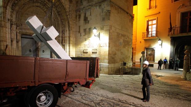 Dos miembros de Falange, detenidos por los altercados durante la retirada de la Cruz de los Caídos en Callosa de Segura
