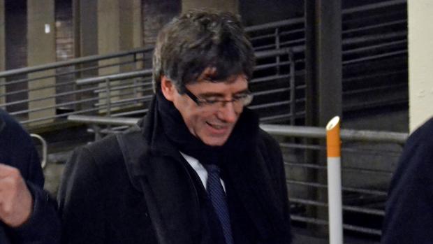 Sucesión de renuncias en JpC y ERC mientras Puigdemont descarta pedir permiso al TS para ir al Parlament