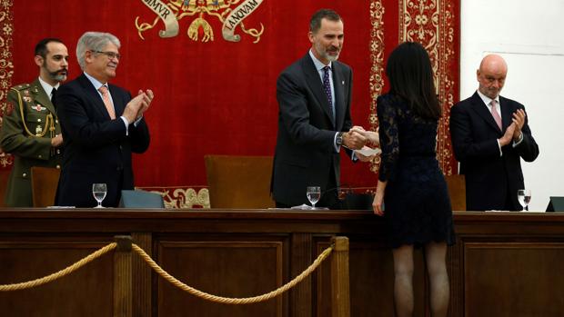 El Rey pide a los nuevos diplomáticos lealtad en «la noble tarea de servir a España»