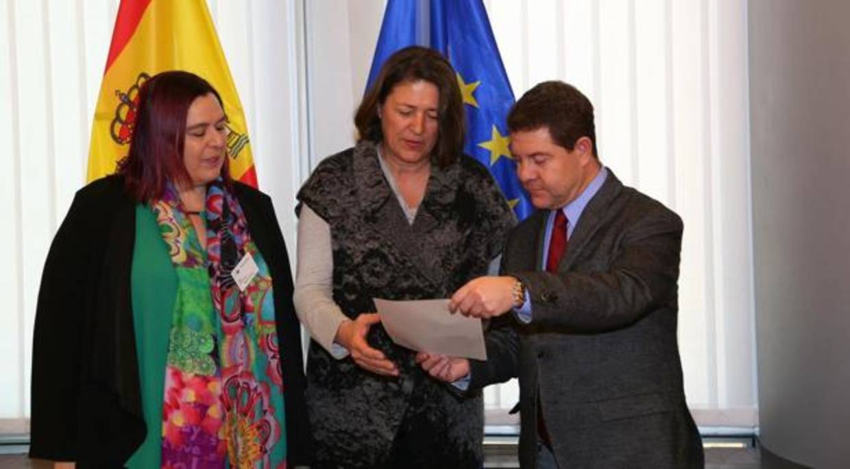 El presidente regional, Emiliano García-Page, este martes en Bruselas con la comisaria europea Violeta Bulc y la consejera extremeña Begoña García Bernal