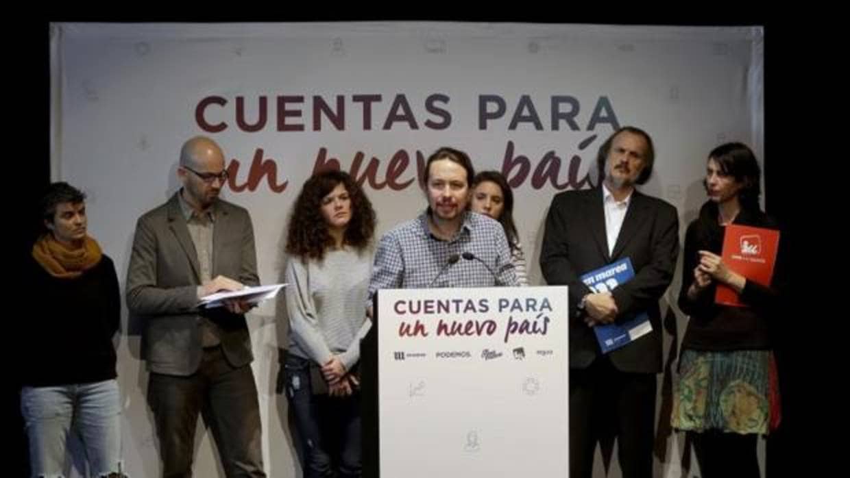 Pablo Iglesias, el lunes, junto a diputados de Unidos Podemos, en la presentación de sus presupuestos
