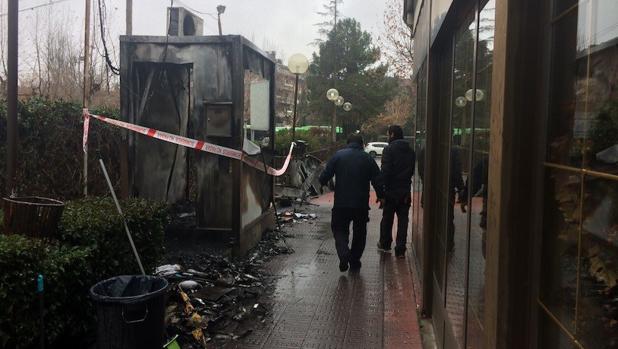 Agreden con una barra de hierro al vigilante de un centro comercial y queman su garita