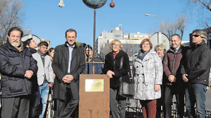 Pedro Duque, ayer, en la inauguración de la escultura junto con la alcaldesa y Yolanda Rodríguez
