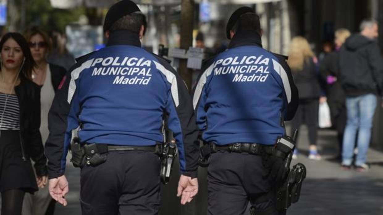 Dos policías municipales patrullan en Madrid