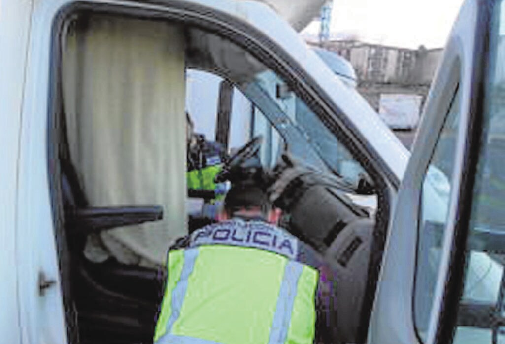 Dos policías registran la autocaravana en la que vivía el detenido en la zona norte de Alicante