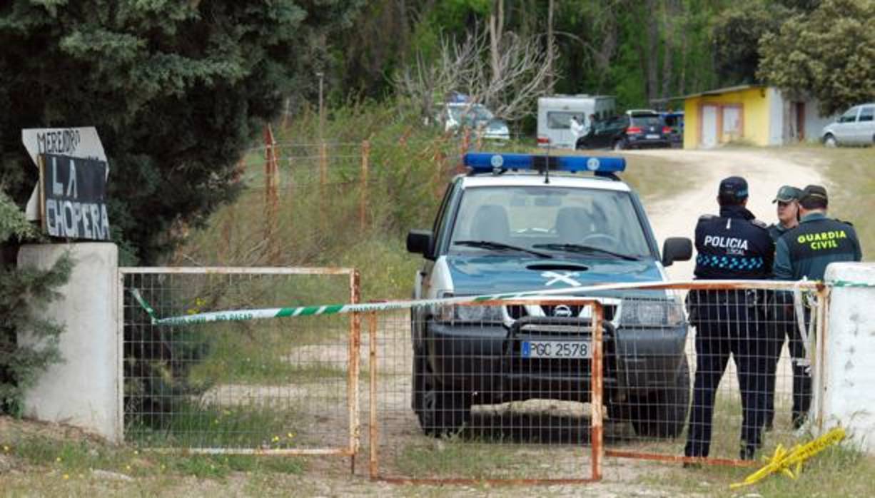 Lugar donde sucedió el doble crimen. Al fondo, la caravana donde José Muñoz Mójica vivía