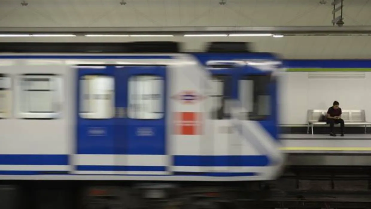 Un convoy del Metro, llegando a una estación