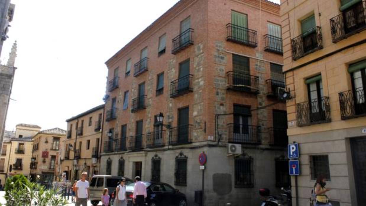 Los pisos estan ubicados en la calle Cardenal Cisneros