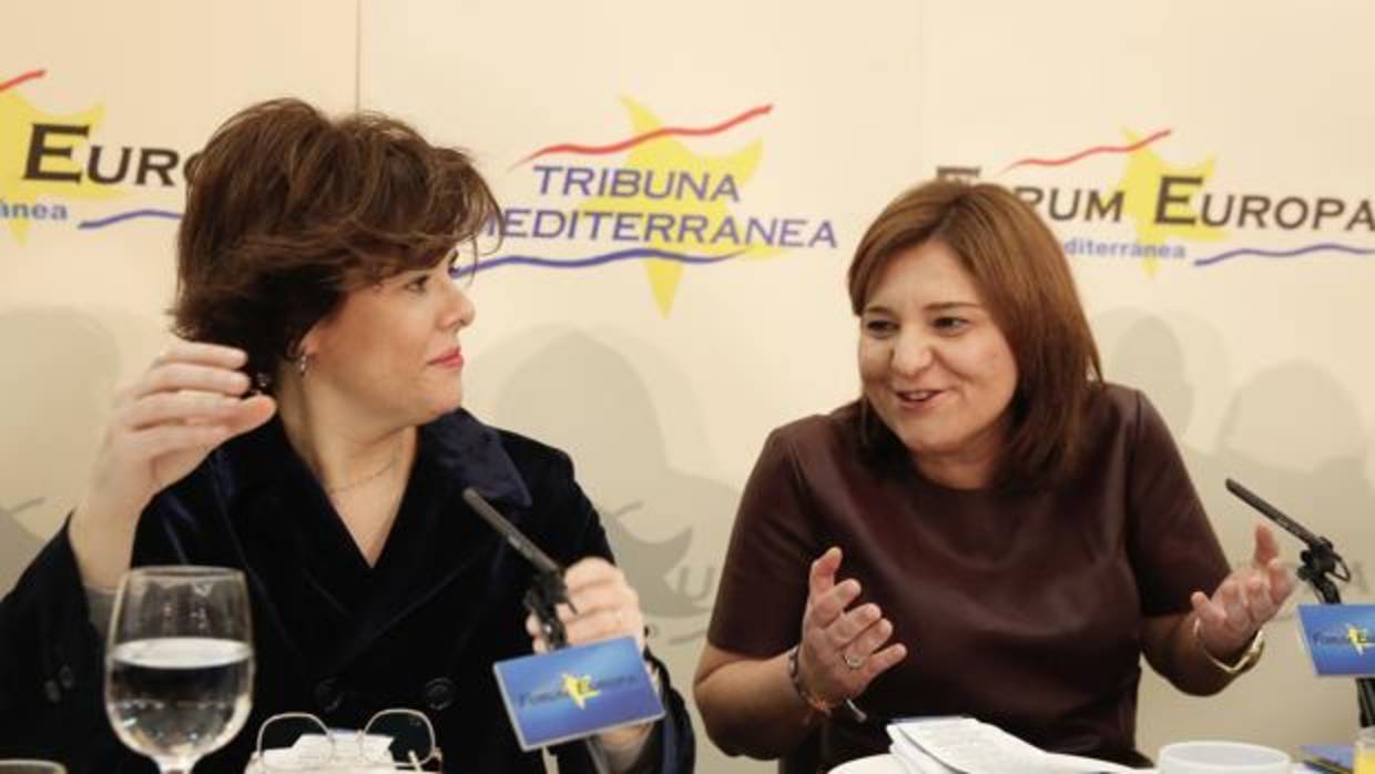 Isabel Bonig junto a Soraya Sáenz de Santamaría, en el Fórum Europa este miércoles