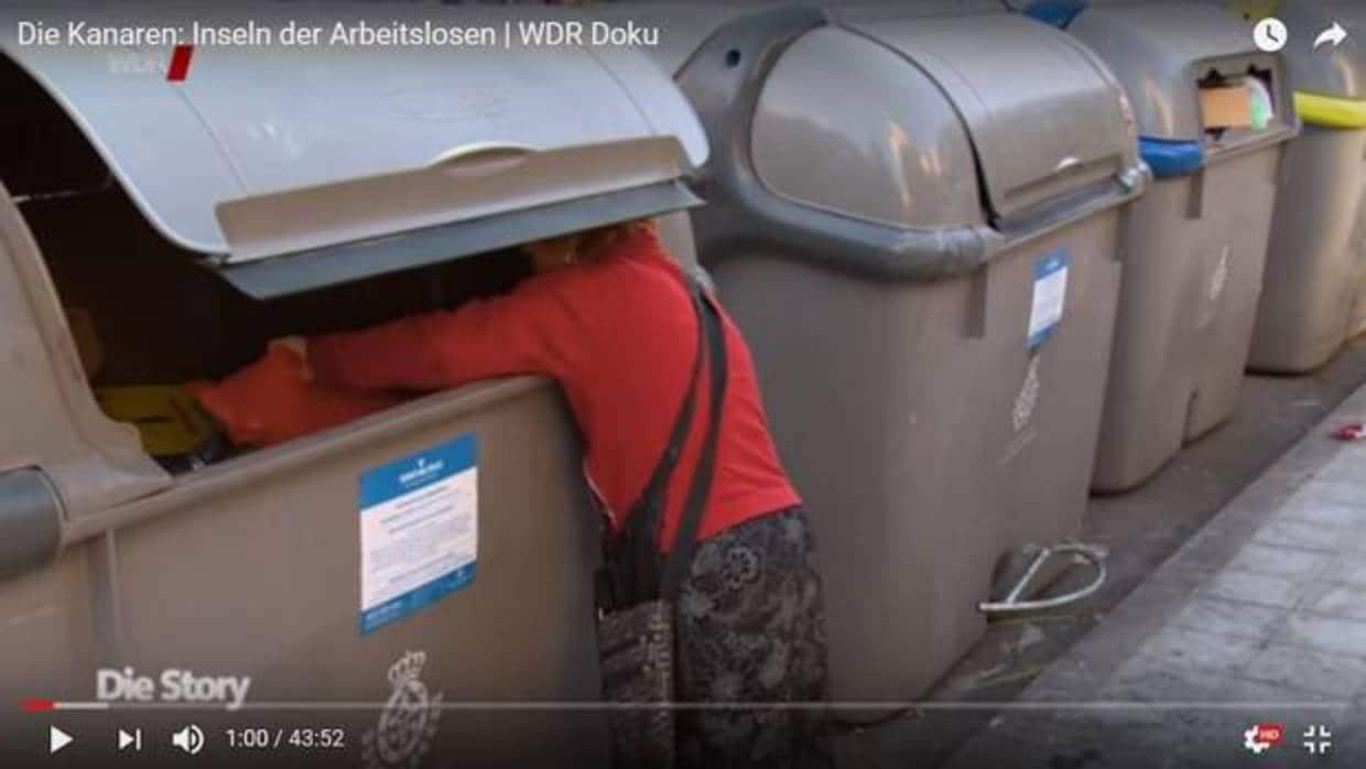 Captura del documental alemán que graba a una mujer rebuscando en un contenedor de basura en Canarias