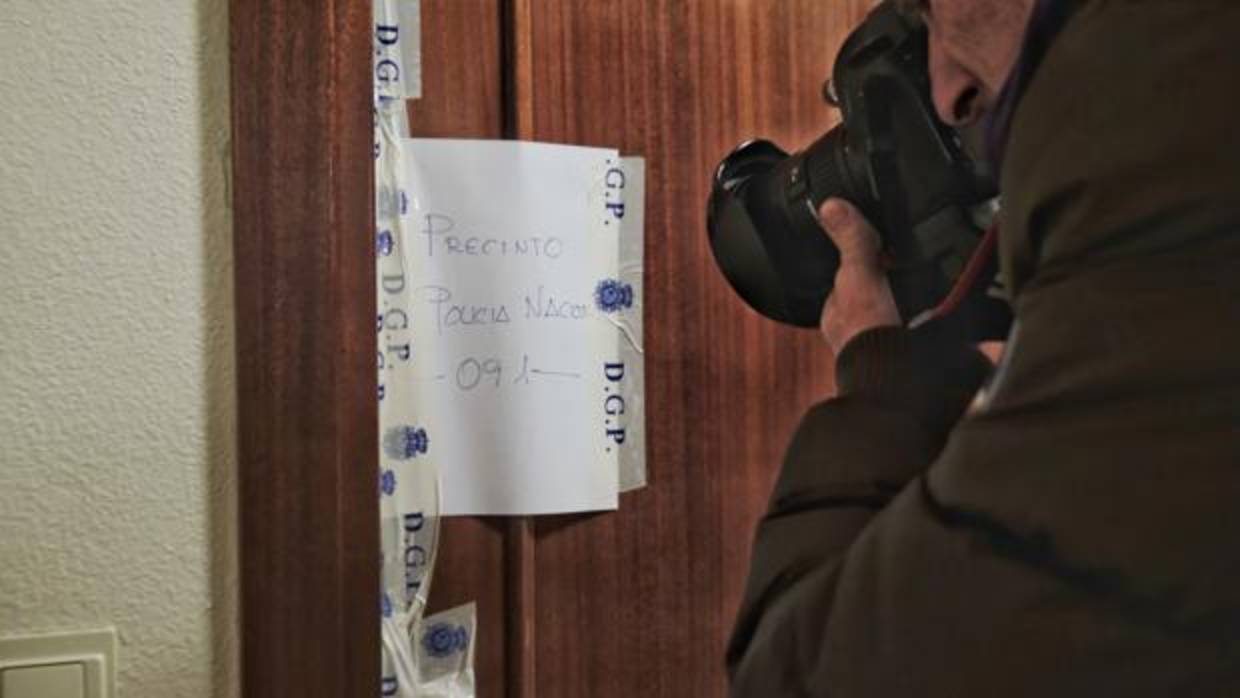 Precinto policial en el domicilio de la anciana fallecida en Valladolid presuntamente a manos de su hijo
