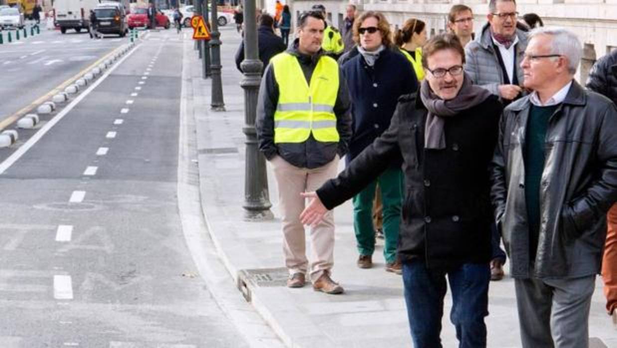 El alcalde y el concejal Grezzi visitan las obras de un carril bici en Valencia