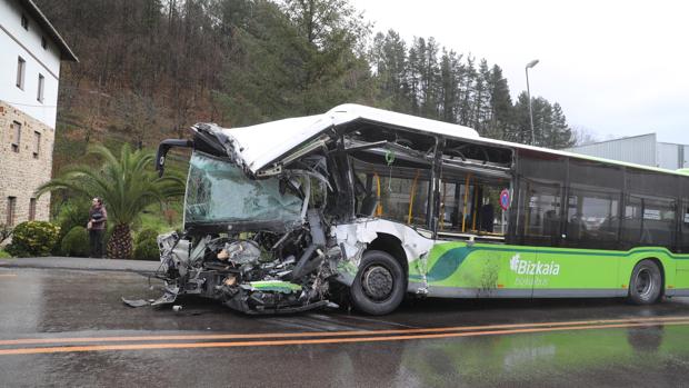 Dos muertos en un violento accidente entre un autobús y un camión en Vizcaya