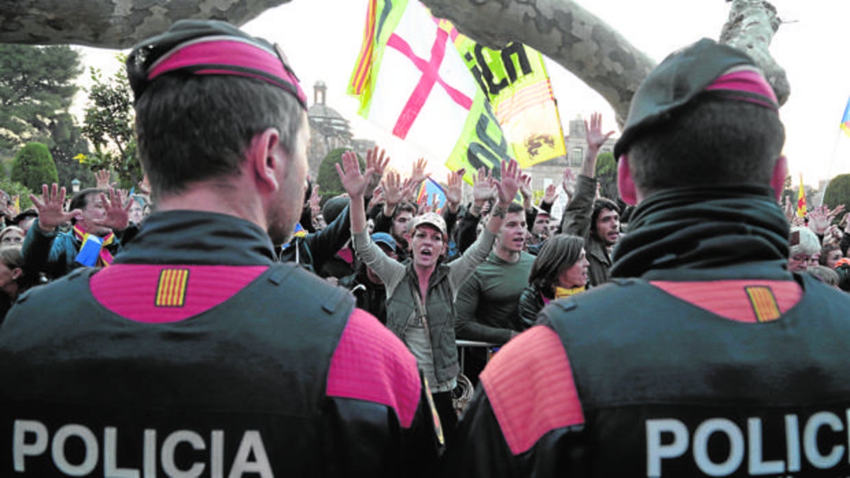 Cordón de Mossos d'Esquadra para proteger el Parlamento catalán