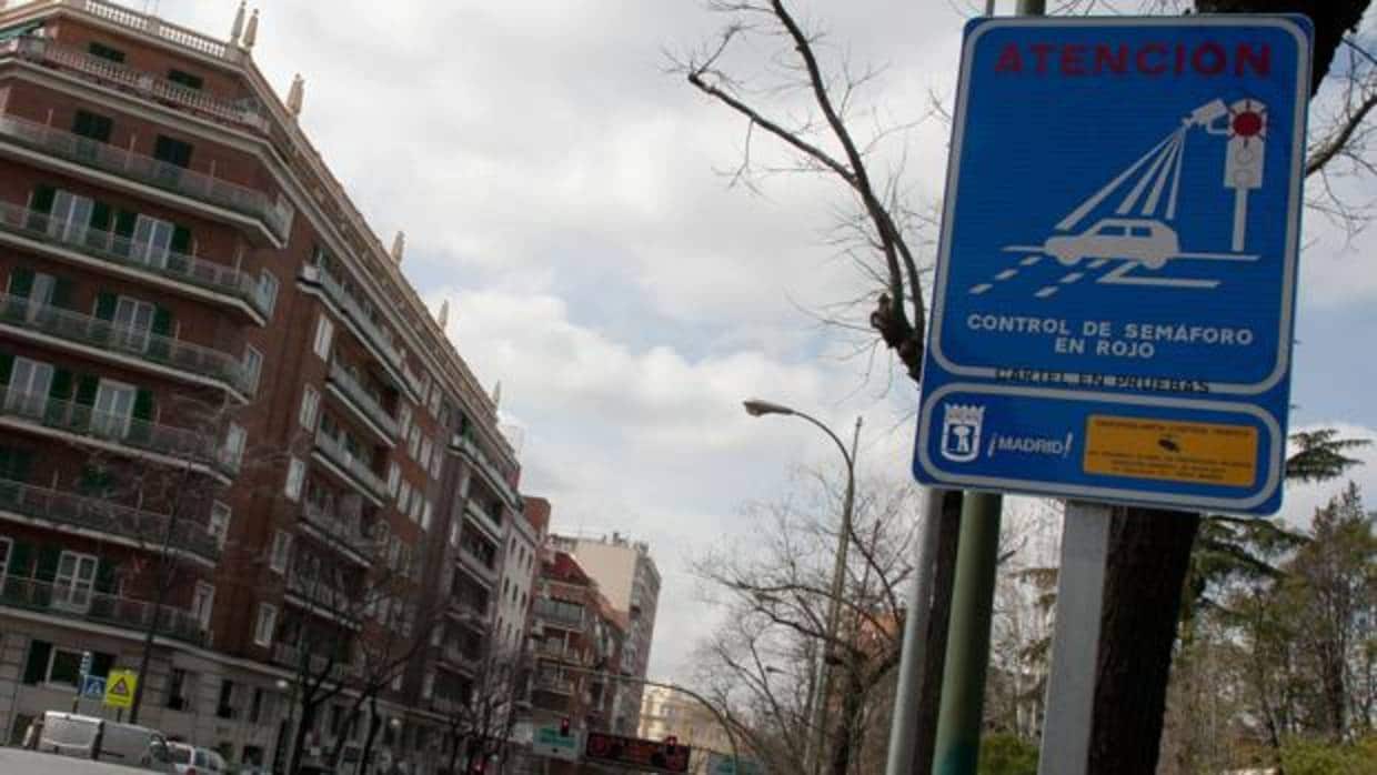 Señal que advierte de uno de los semáforos foto-rojo en Madrid