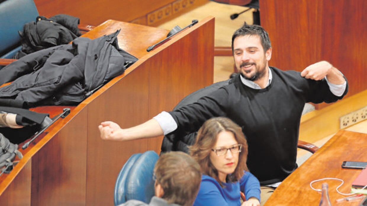 Ramón Espinar, desperezándose en su escaño de la Asamblea de Madrid
