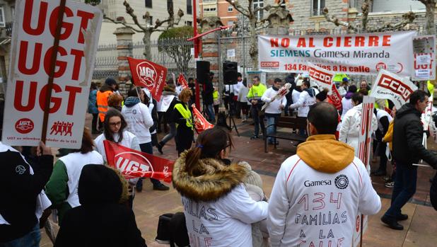 Cientos de personas claman por el mantenimiento de la planta mirandesa de Siemens Gamesa