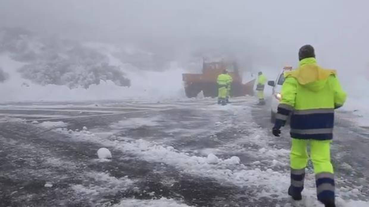 Operarios de Tenerife en los accesos al Teide