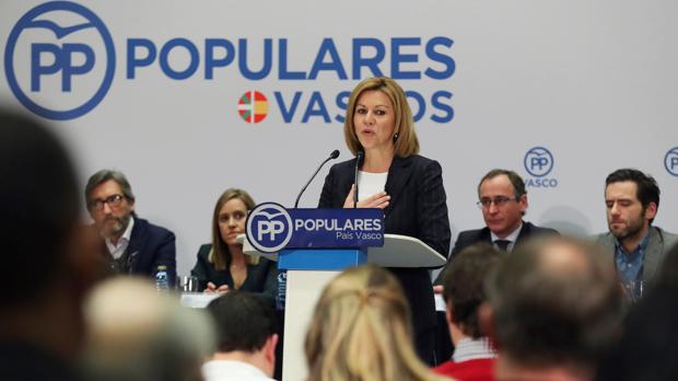 Cospedal dice que los gobernantes en Cataluña han puesto «en jaque» la convivencia por sus intereses
