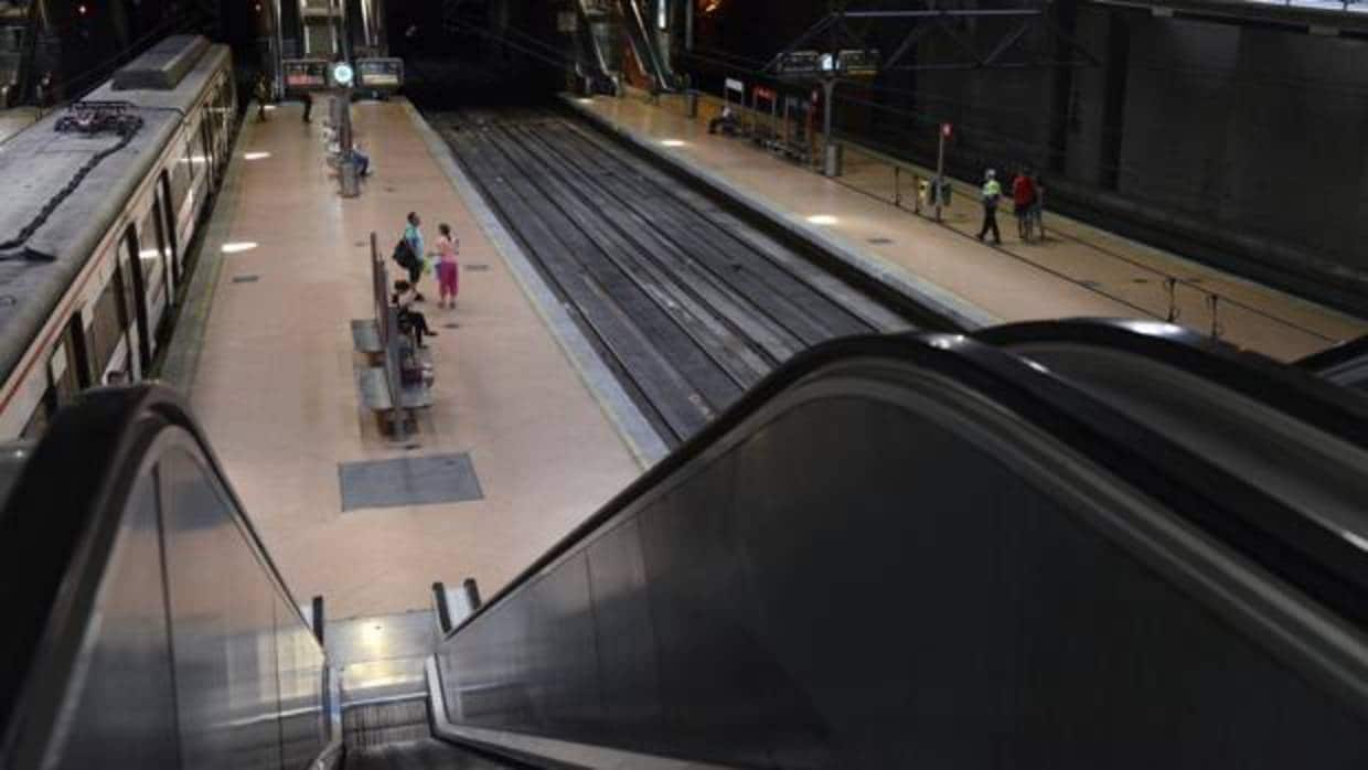 Una de las escaleras de la estación de Atocha
