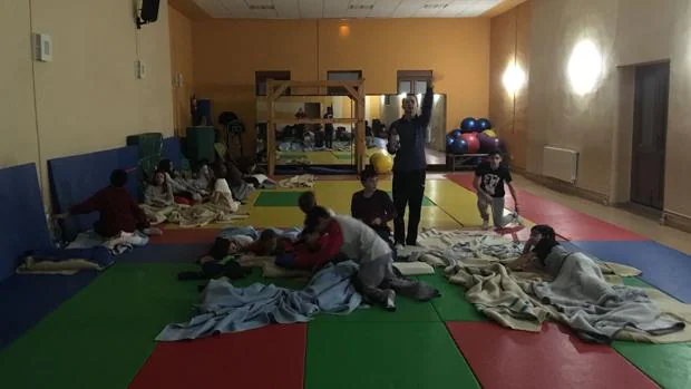 Dieciocho estudiantes duermen en un colegio de Cantabria por el cierre de la A-67