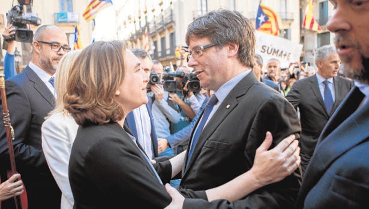 Colau y Puigdemont, en un acto en la plaza Sant Jaume