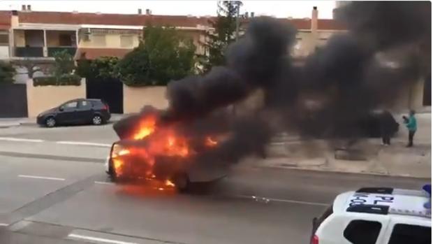 Vídeo: un coche recorre 100 metros envuelto en fuego en Cocentaina